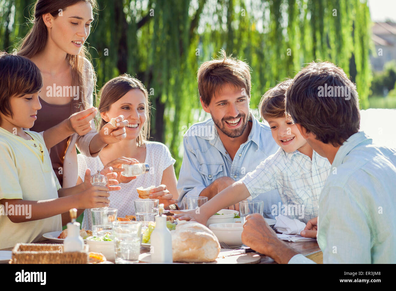 Familie gemeinsam das Frühstück im freien Stockfoto