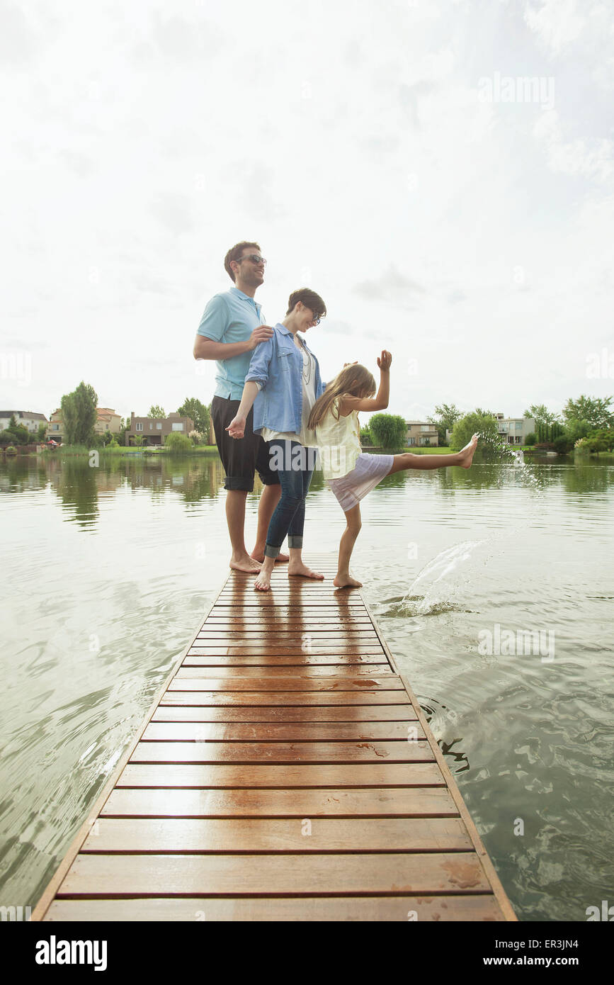 Familie mit Tochter zusammen am Ende See Pier stehen Stockfoto