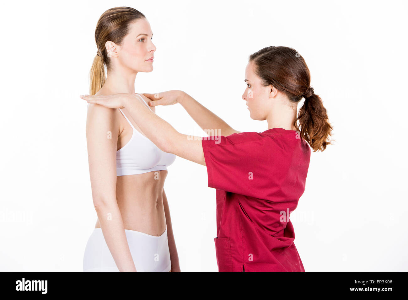 Physiotherapeuten, die eine körperliche Untersuchung einer Frau zu tun Stockfoto