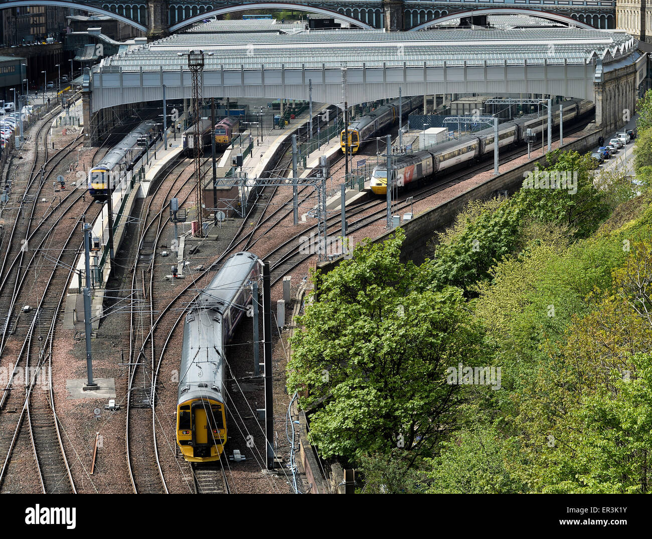 Klasse 158 Nr. 158739 ausgehend von Edinburgh Waverley Station. Stockfoto