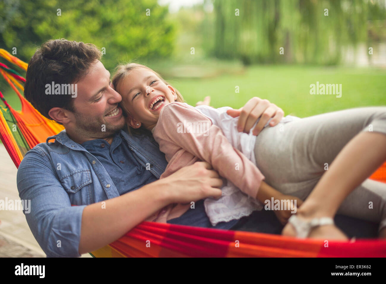 Vater und Tochter zusammen in Hängematte Stockfoto
