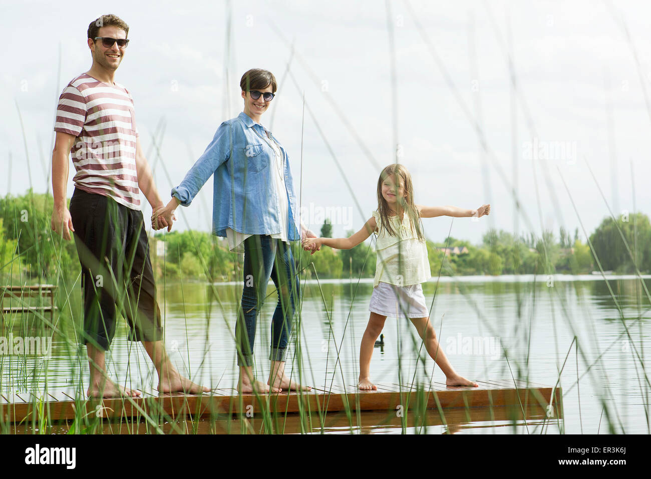 Familienholding Hände auf dock, portrait Stockfoto