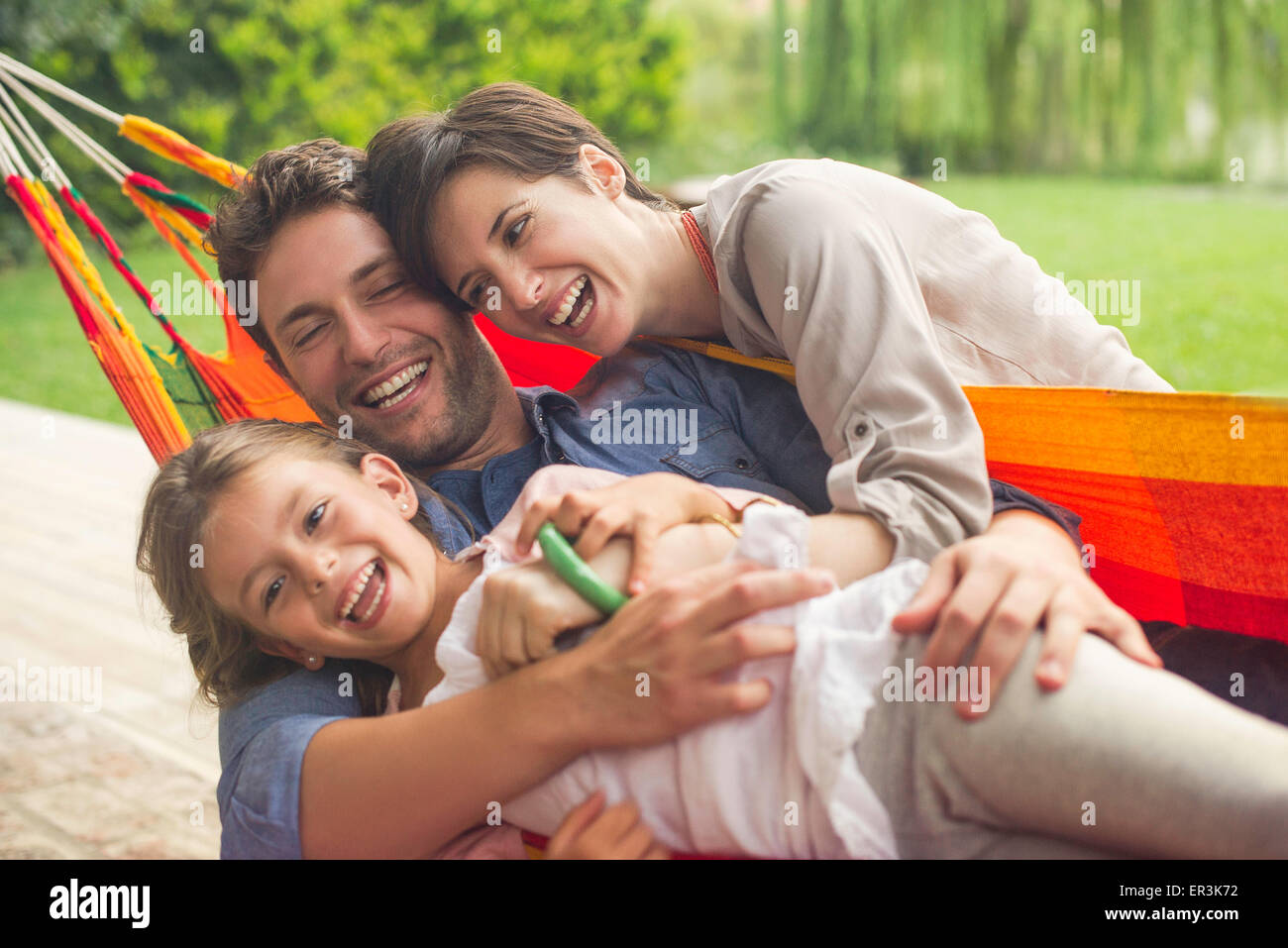 Familie spielen auf Hängematte Stockfoto