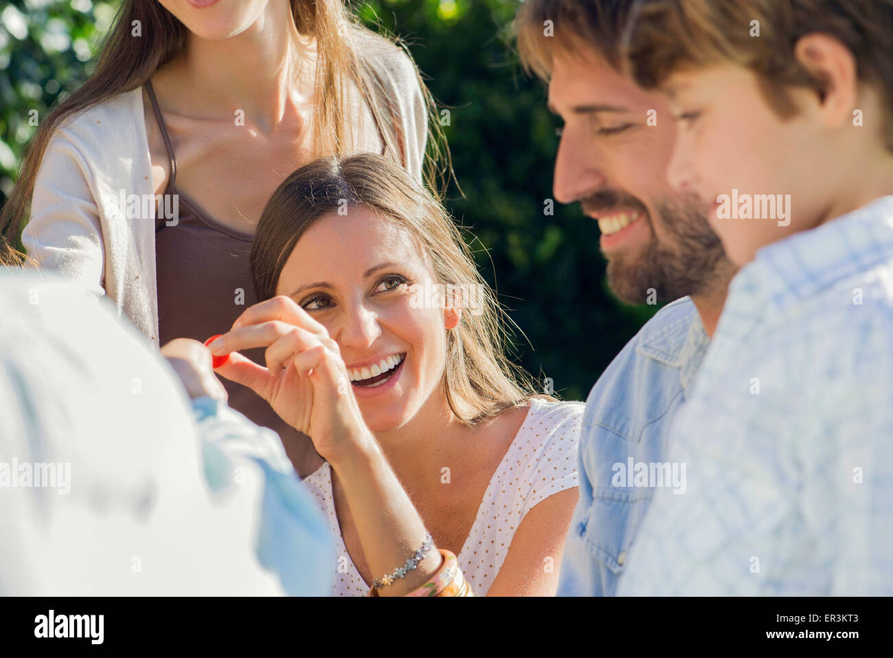 Frau, verbringt Zeit mit ihrer Familie im freien Stockfoto