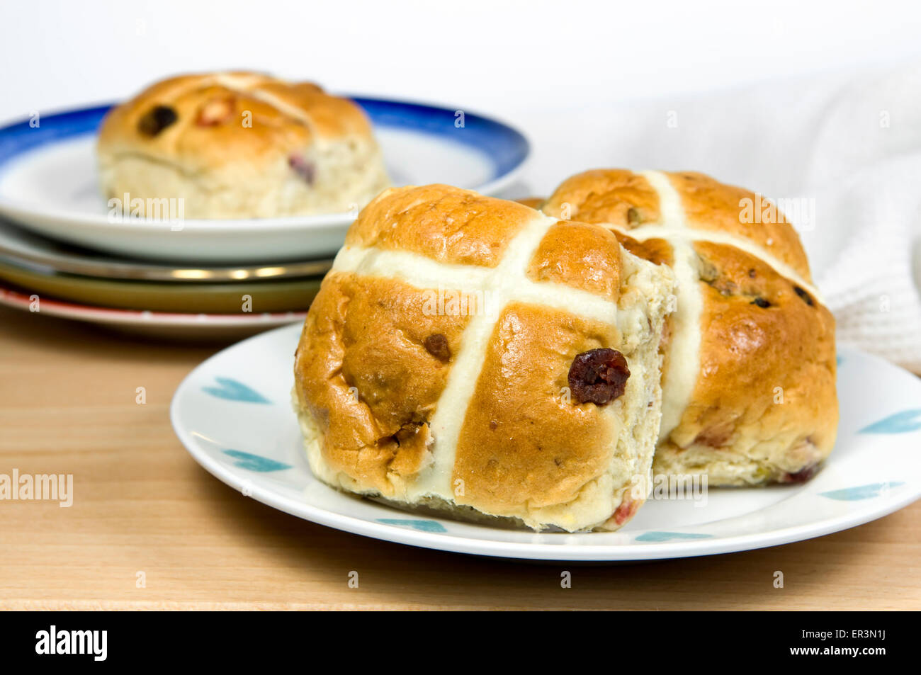 Hot Cross Buns oder Obst Brötchen auf Platte Stockfoto