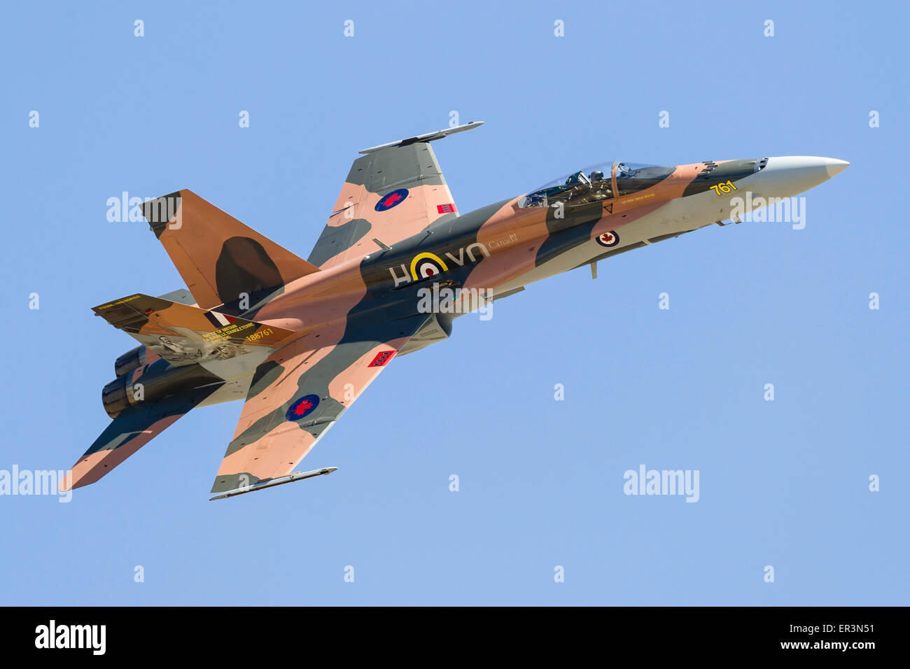 Eine Hornisse CF-188 (F/A-18A) von der Royal Canadian Air Force in der Luftschlacht um England 70. Jahrestag Markierungen, fliegen durch über Chino, C Stockfoto
