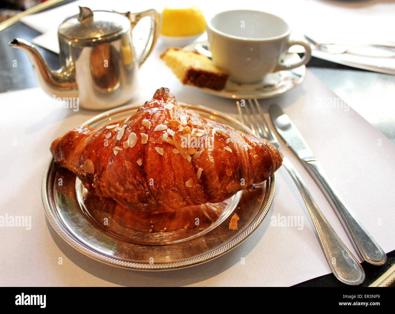 Frühstück. Morgen Croissants, Café, Brugge, Belgien Stockfoto