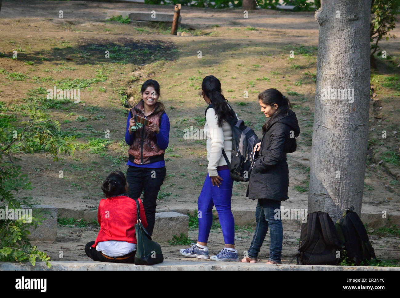 Junge indische Studentinnen genießen und unter Selfies Lodhi Gärten Delhi Indien 14rh Februar 2015 Stockfoto