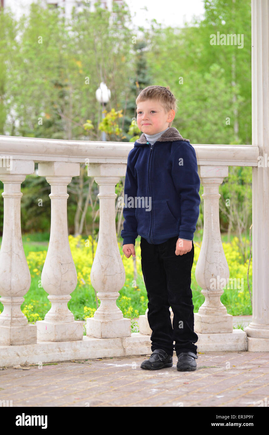 Ein sechs Jahre alter Junge auf einem Spaziergang Stockfoto
