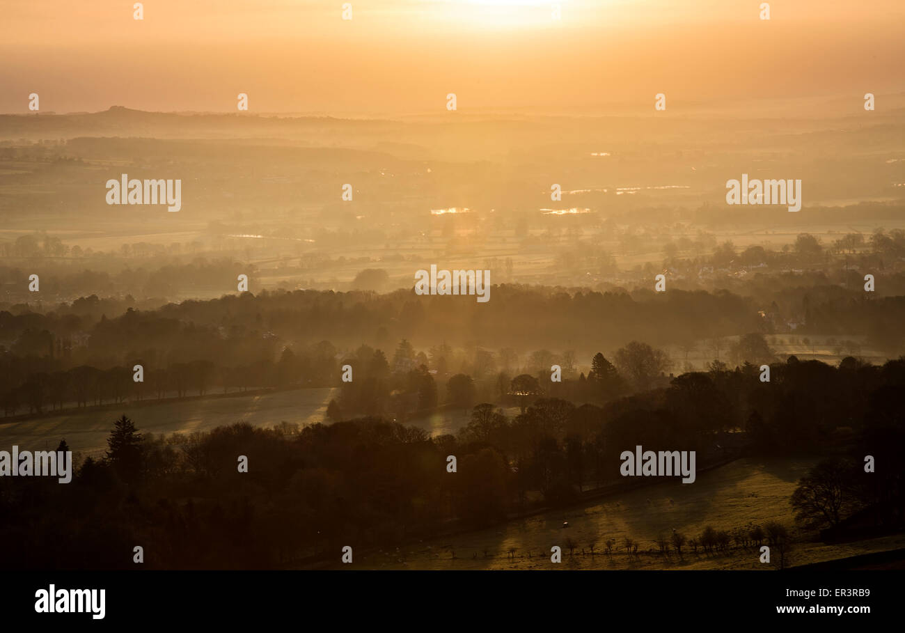 Orange Sonne über einem nebligen Wharfedale-Tal Stockfoto