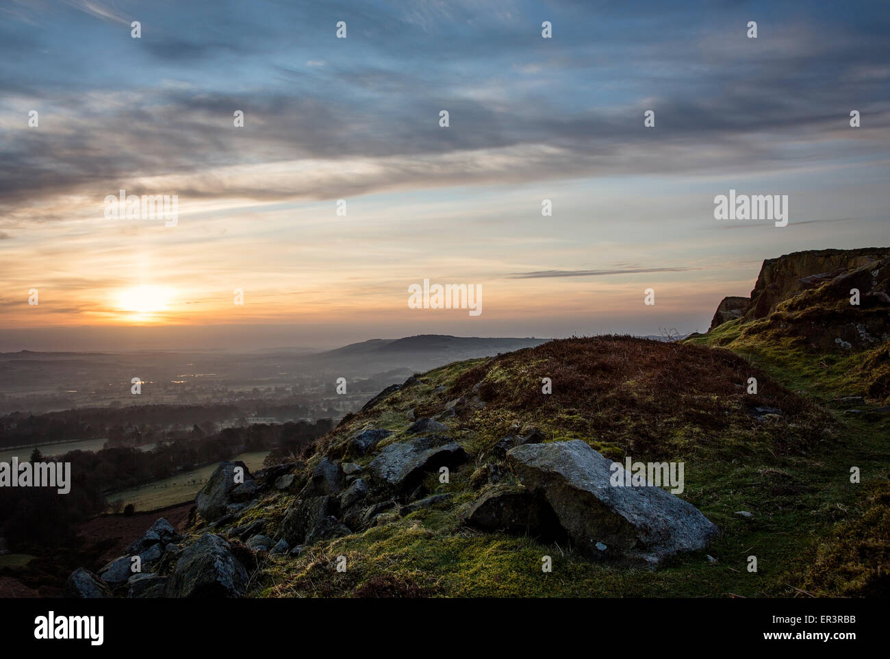 Sonnenaufgang über dem unteren Wharfedale Tal mit Chevin, Otley und Burley in Wharfedale Stockfoto