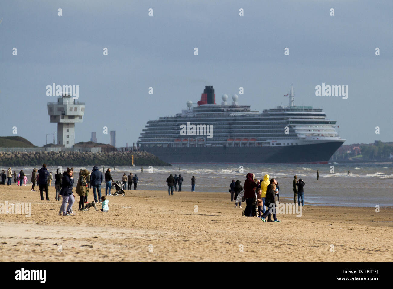 Liverpool, Merseyside, Großbritannien, 26. Mai 2015. MS Queen Victoria ein Vista-Klasse Kreuzfahrtschiff Kreuzfahrtschiff fährt aus dem Hafen von Liverpool, mit Scharen von Schaulustigen anzeigen die Abreise von Crosby Strand, wie Sie Köpfe zum Meer. Stockfoto
