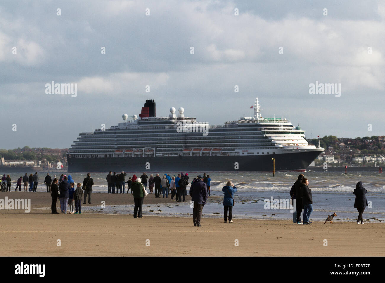 Liverpool, Merseyside, Großbritannien, 26. Mai 2015. MS Queen Victoria ein Vista-Klasse Kreuzfahrtschiff Kreuzfahrtschiff fährt aus dem Hafen von Liverpool, mit Scharen von Schaulustigen anzeigen die Abreise von Crosby Strand, wie Sie Köpfe zum Meer. Stockfoto