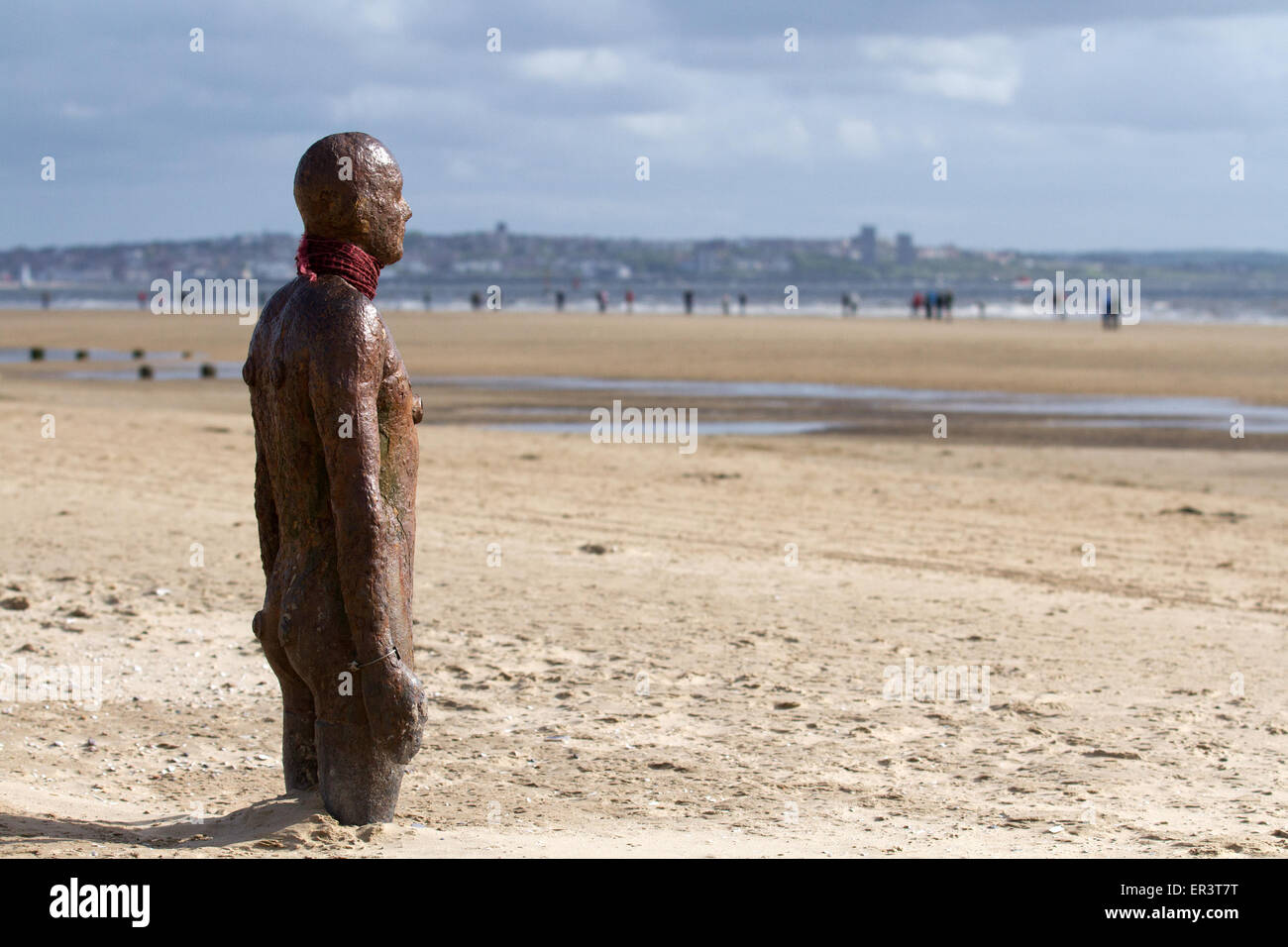 Liverpool, Merseyside, England 26. Mai 2015.  Cunard Queen Victoria fährt von Liverpool, mit Massen von Zuschauern die Abkehr von Crosby Beach, einschließlich eines Anthony Gornleys Iron Men anzeigen.  Bildnachweis: Mar Photographics/Alamy Live-Nachrichten Stockfoto