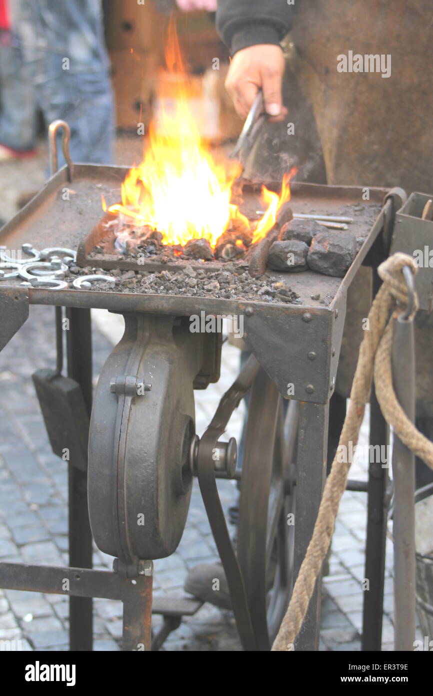 Handwerker arbeiten mit Feuer schlagen Eisen. Stockfoto