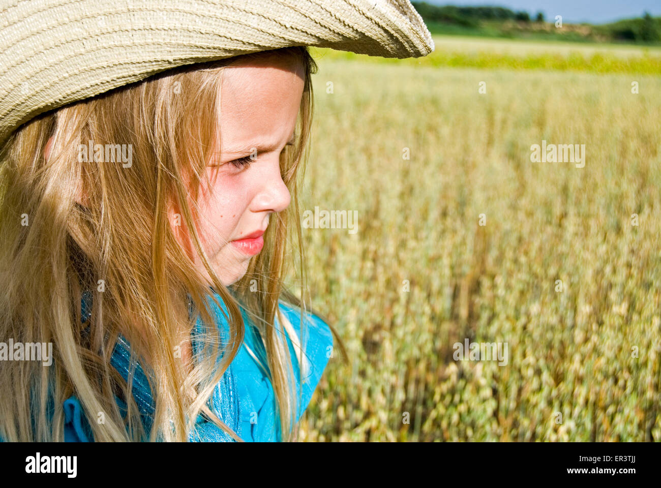 Kaukasische Mädchen mit westlichen Stil Hut Midwest Feld des Kornes zu betrachten. Stockfoto