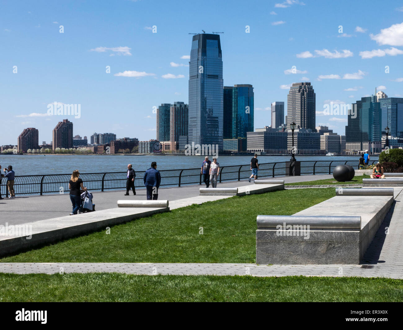 Robert F. Wagner Jr. Park, New Jersey City Skyline und Hudson River, New York Stockfoto