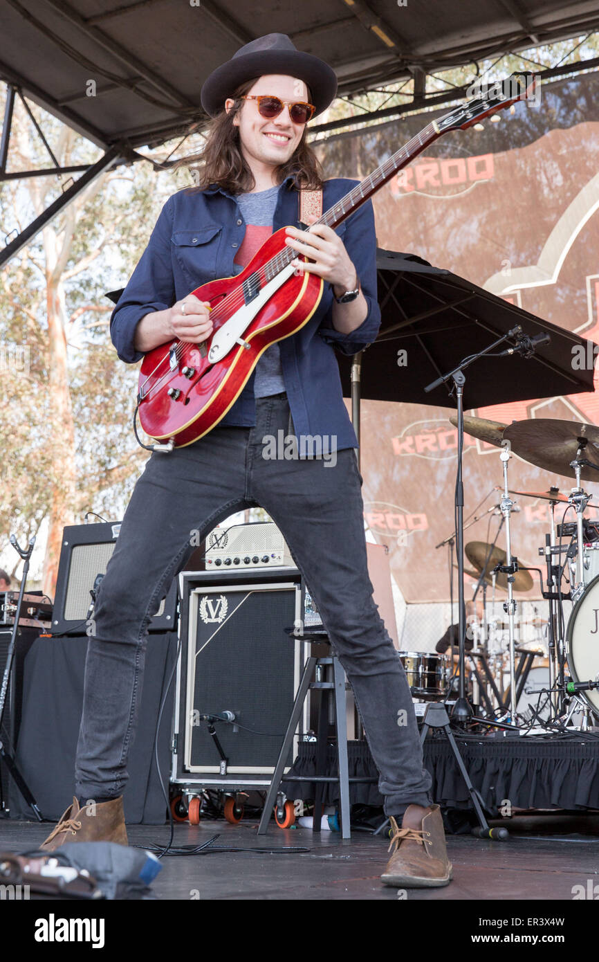 Irvine, Kalifornien, USA. 16. Mai 2015. Musiker JAMES BAY führt live mit seiner Band während der KROQ Weenie Braten Y Fiesta in Irvine Meadows Amphitheater in Irvine, Kalifornien © Daniel DeSlover/ZUMA Draht/Alamy Live News Stockfoto