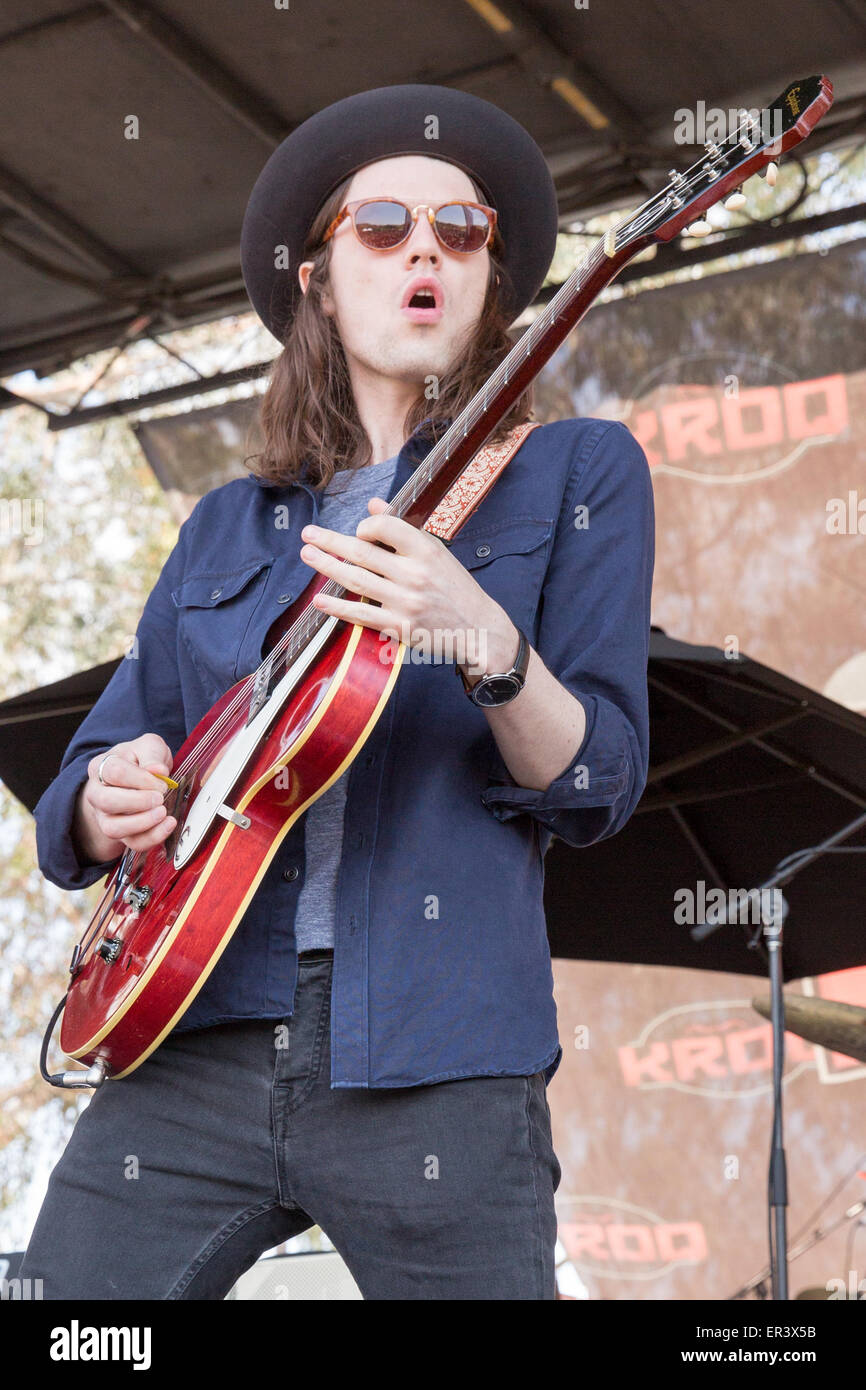 Irvine, Kalifornien, USA. 16. Mai 2015. Musiker JAMES BAY führt live mit seiner Band während der KROQ Weenie Braten Y Fiesta in Irvine Meadows Amphitheater in Irvine, Kalifornien © Daniel DeSlover/ZUMA Draht/Alamy Live News Stockfoto