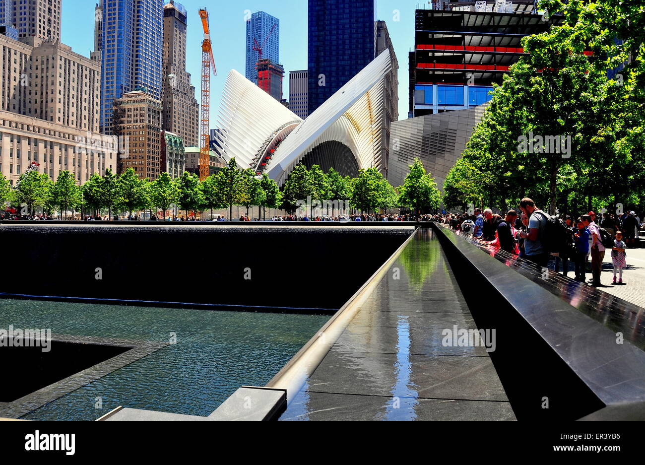 New York City: 9/11 Memorial Nord Turm Fußabdruck mit Wasserfällen und steigenden Santiago Calatrava aufscheuert Pfad Hub * Stockfoto