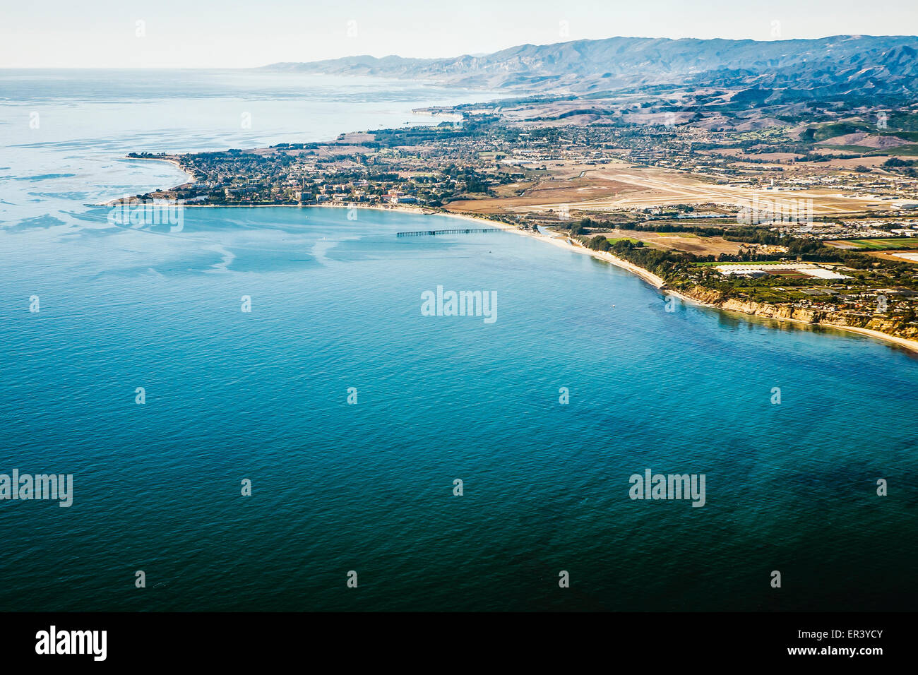Eine Luftaufnahme des Campus der University of California Santa Barbara und Teile von Goleta und Isla Vista, Kalifornien. Stockfoto