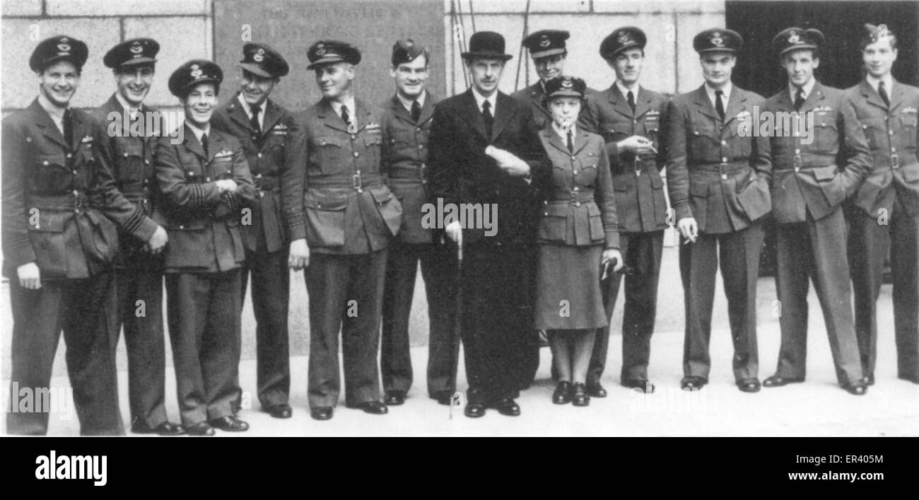 Air Chief Marshal Sir Hugh Dowding und Adjutant mit mehreren Kampfpiloten der Luftschlacht um England Stockfoto