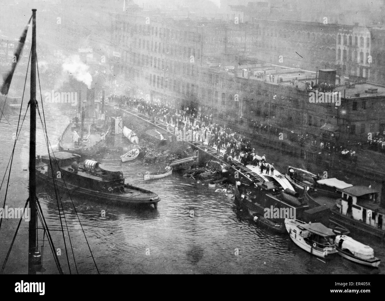 Passagierschiff SS Eastland kippt am Chicago River Stockfoto