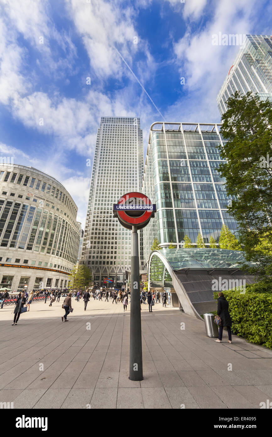 Canary Wharf Tower, One Canada Square durch den Architekten César Pelli, mit u-Bahn Schilder im Vordergrund, London Stockfoto