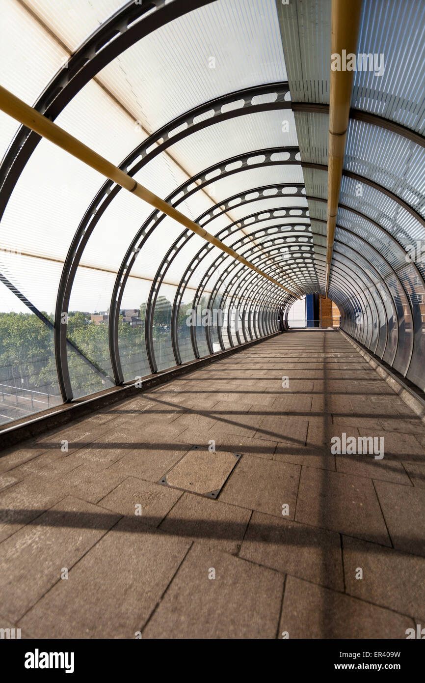 Pappel DLR Station hochrangige Gehweg, blieb ein Kabel Fußgängerbrücke mit gewölbten Glasdach in den Docklands von London, UK Stockfoto