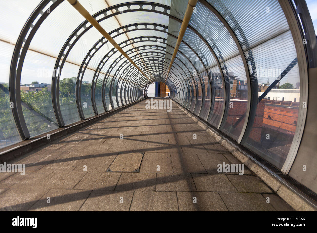 Pappel DLR Station hochrangige Gehweg, blieb ein Kabel Fußgängerbrücke mit gewölbten Glasdach in den Docklands von London, UK Stockfoto