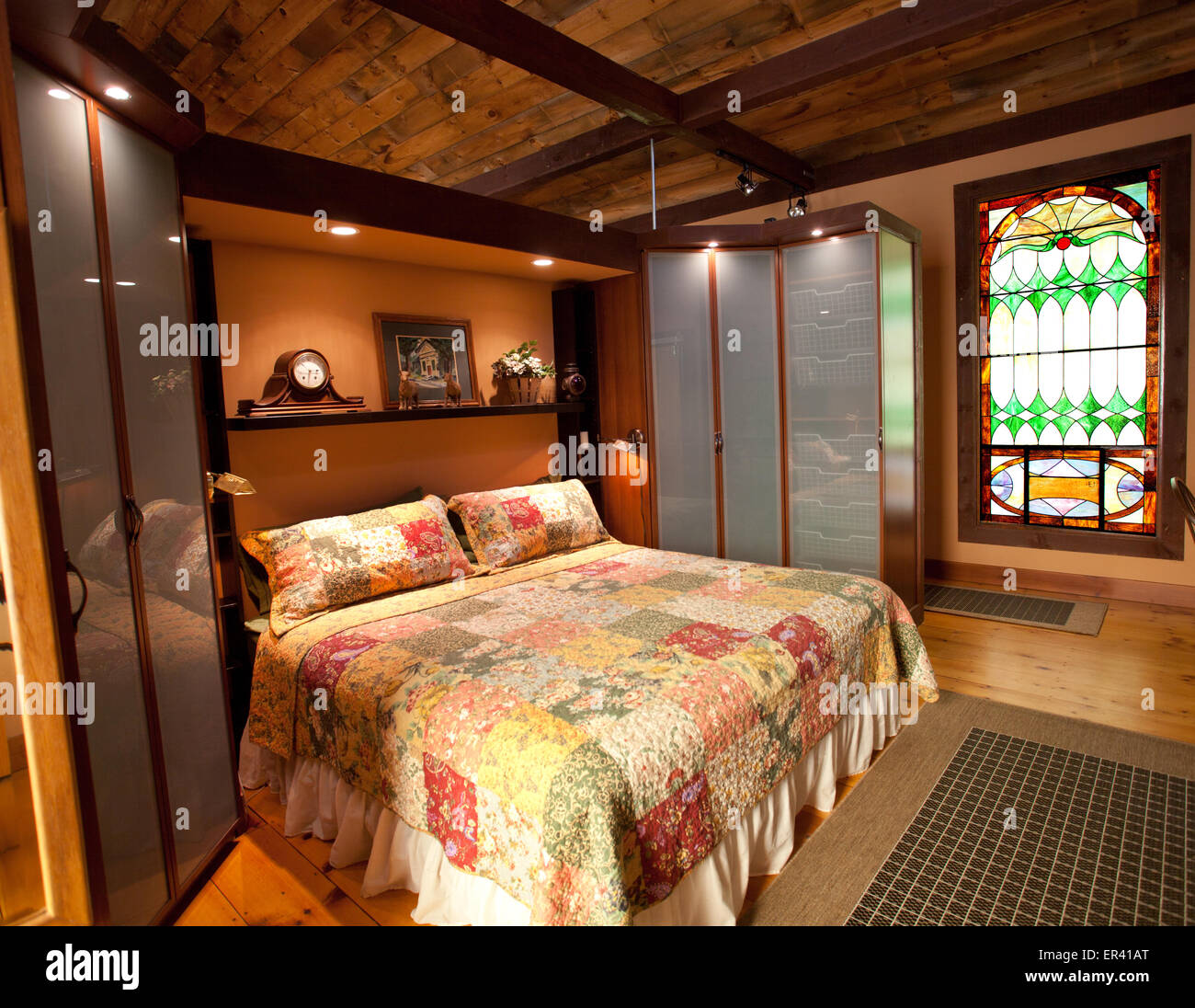 Innenraum Detail Master-Schlafzimmer. Vermont Kuhstall in ein einzigartiges Haus mit antiken Glasfenster renoviert. Stockfoto