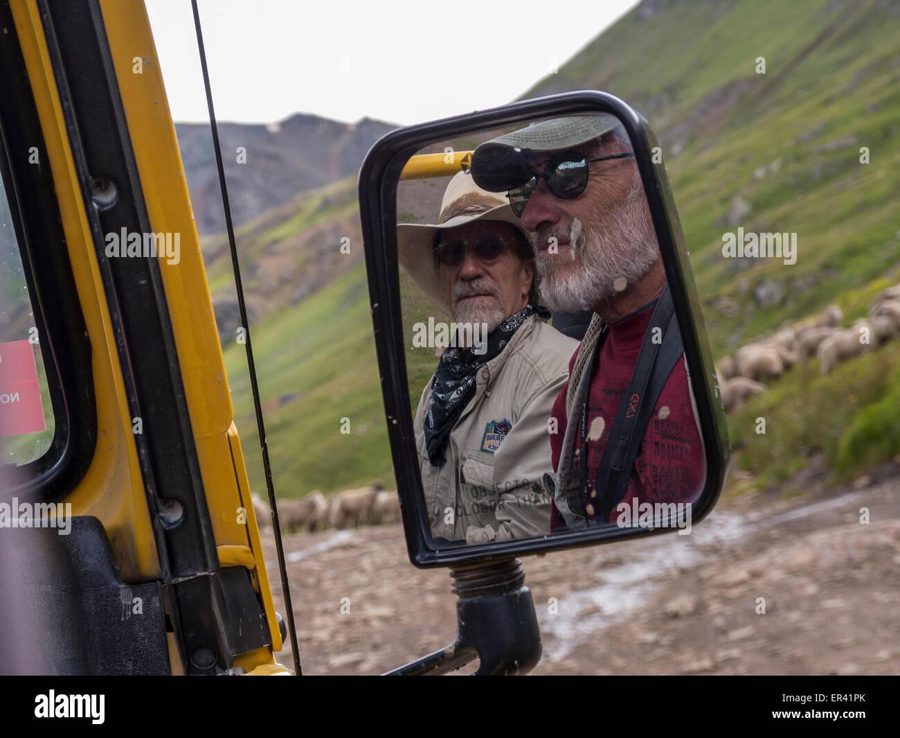 Fahrer und Reiter in einem schlammigen Seitenspiegel, Alpine Loop, Colorado. Stockfoto