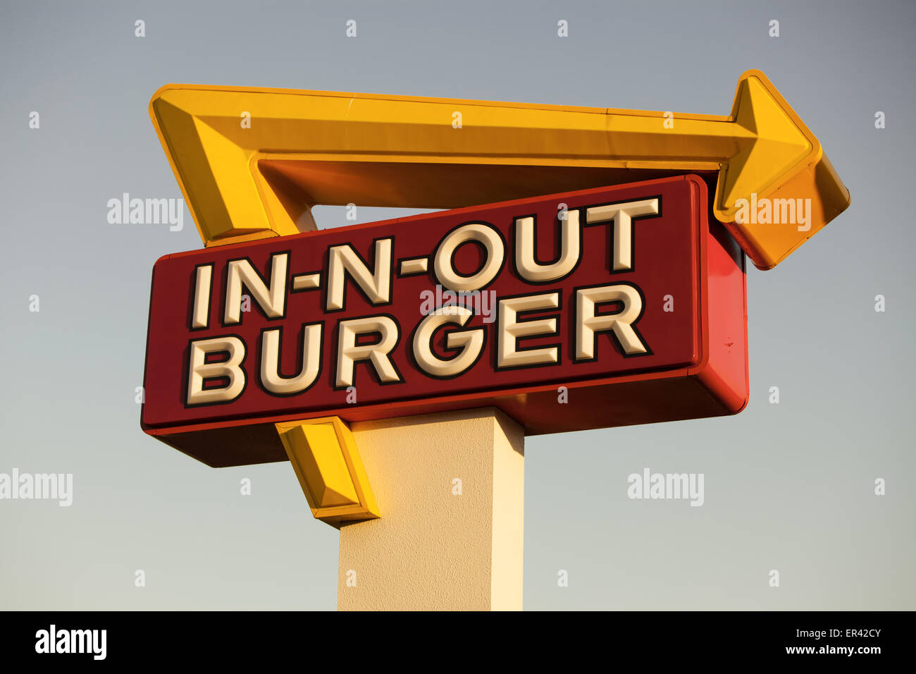 LOS ANGELES, CA/USA - 24. Mai 2015: Äußere Anzeichen für eine In-N-Out Burger-Restaurant. In-N-Out Burger, Inc. ist eine regionale Kette o Stockfoto