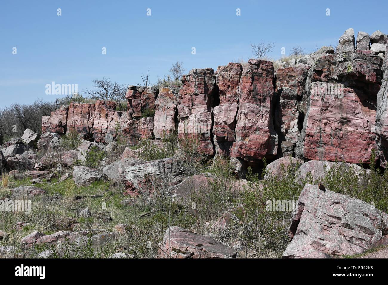 Eine rote Felswand am Pipestone National Monument in Minnesota. Stockfoto