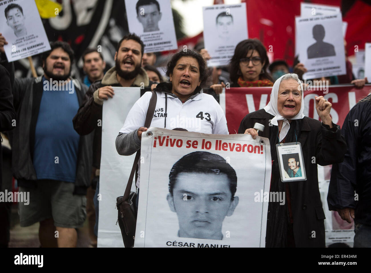 (150527)--BUENOS AIRES, 27. Mai 2015 (Xinhua)--Hilda Hernandez Rivera (L), Mutter des vermissten Schülers Cesar Gonzalez Hernandez der ländlichen Normal School "Raul Isidro Burgos von Ayotzinapa, Mexiko, Schreie Slogans mit Nora Cortinas (R), Mitglied der Vereinigung Mütter der Plaza de Mayo, während die 43 südamerikanischen Karawane", mit sozialen Organisationen und mexikanischen Einwohner in Argentinien, in Buenos Aires , Argentinien, am 26. Mai 2015. Laut Lokalpresse, Eltern und Verwandten der vermissten Studenten der ländlichen Normalschule durchgeführt "Raul Isidro Burgos" von Ayotzinapa 43 Sou Stockfoto