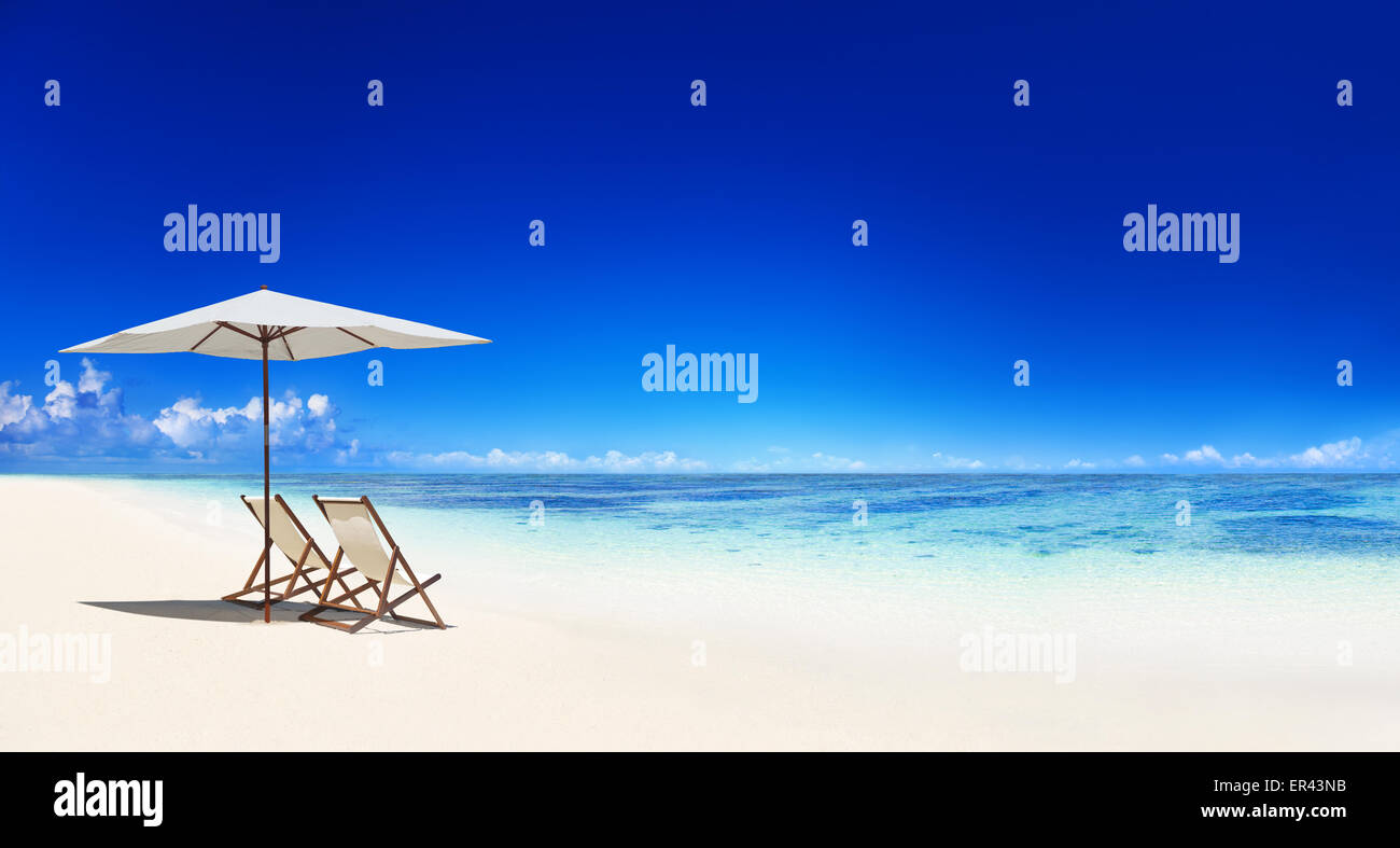 Liegestuhl am tropischen Strand. Stockfoto