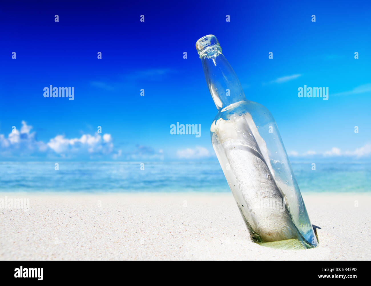 Eine Flaschenpost am Strand. Stockfoto