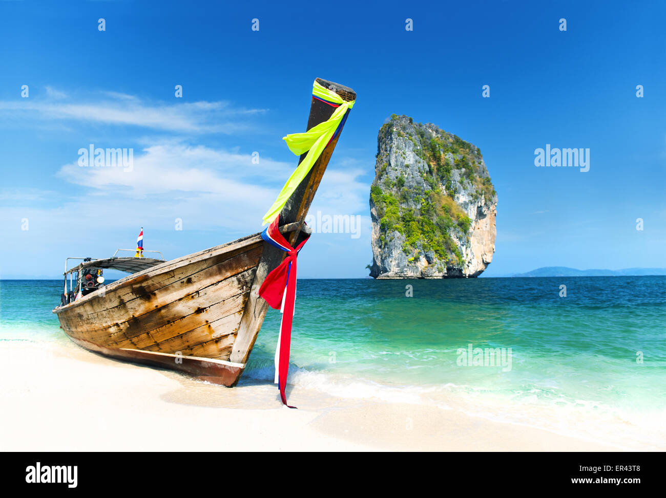Paradise Island mit einem Longtail-Boot. Poda Island, Krabi, Thailand. Stockfoto
