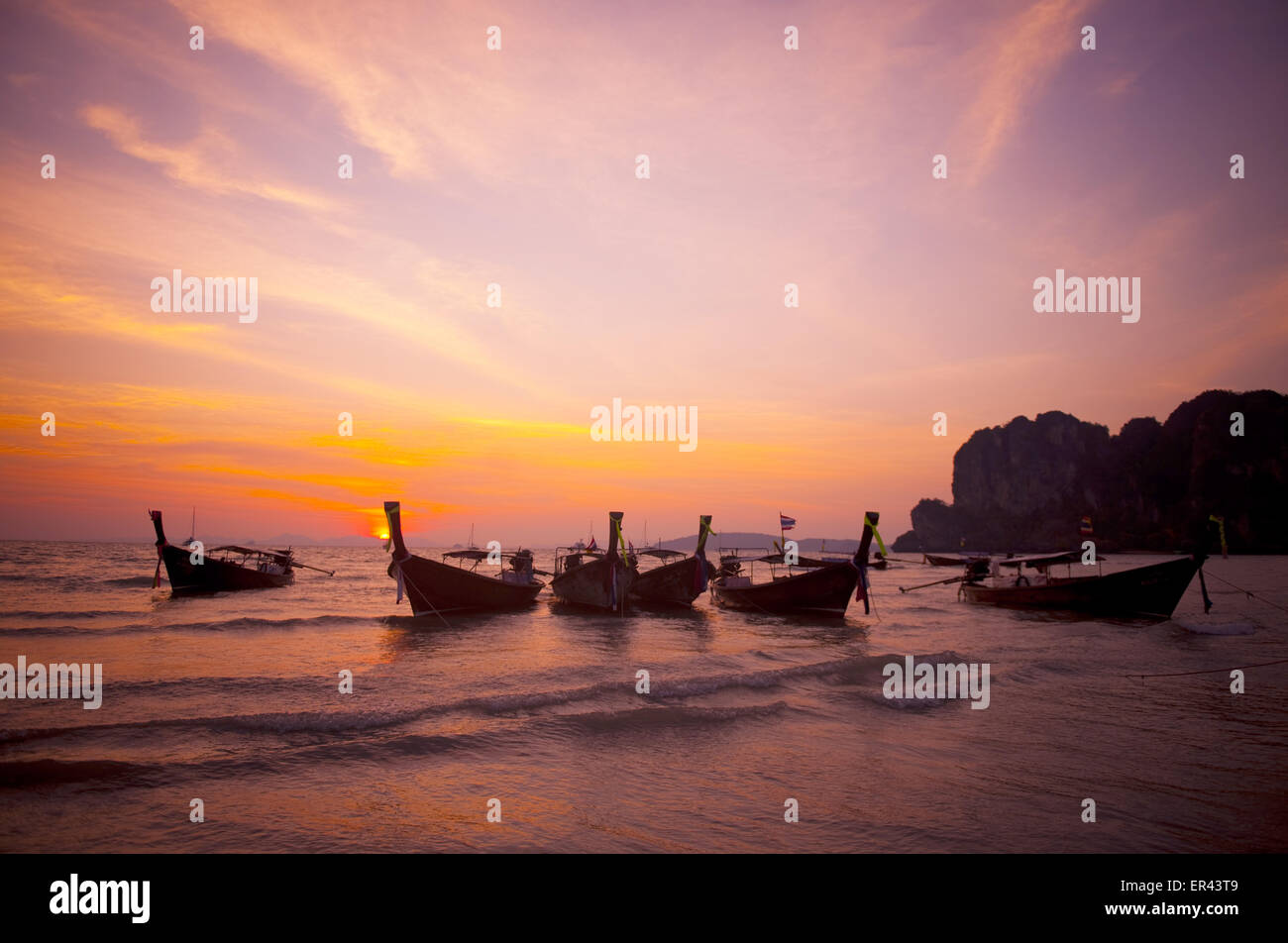 Mehrere Boote im Sonnenuntergang. Stockfoto
