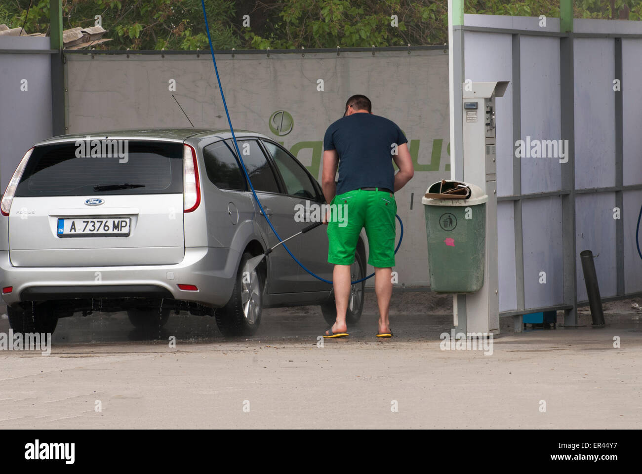 Ein Mann seine Autowäsche an Self-service-Auto-Waschanlagen-station Stockfoto