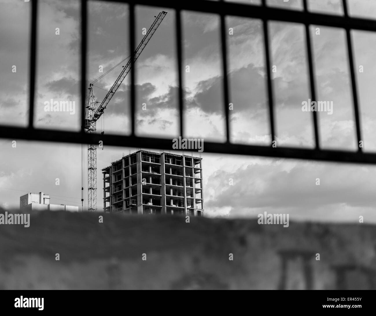 Neubau Hochhaus Wohnung gegen ein bewölkter Himmel mit Baukran Stockfoto