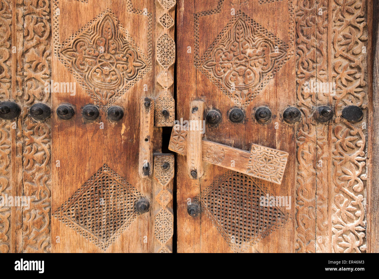 Detail der alten Holztür Shaikh Isa bin Ali Haus (Al Muharraq) Königreich von Bahrain. Stockfoto