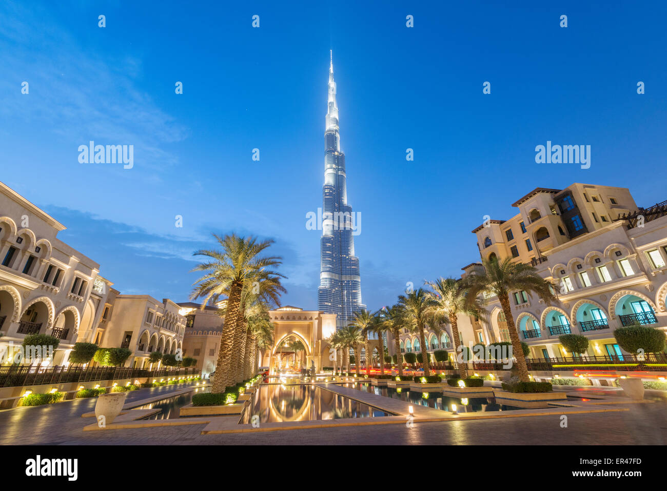 Blick auf Burj Khalifa und Souq al Bahar in der Nacht in Downtown Dubai in Vereinigte Arabische Emirate Stockfoto
