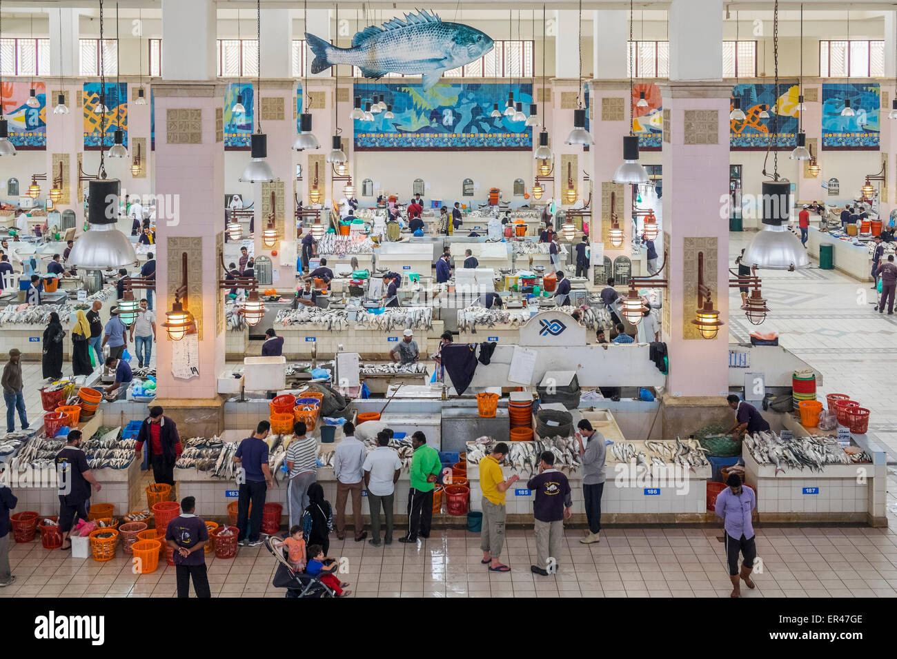 Innere des belebten Fischmarkt am Souq Sharq in Kuwait-Stadt, Kuwait. Stockfoto
