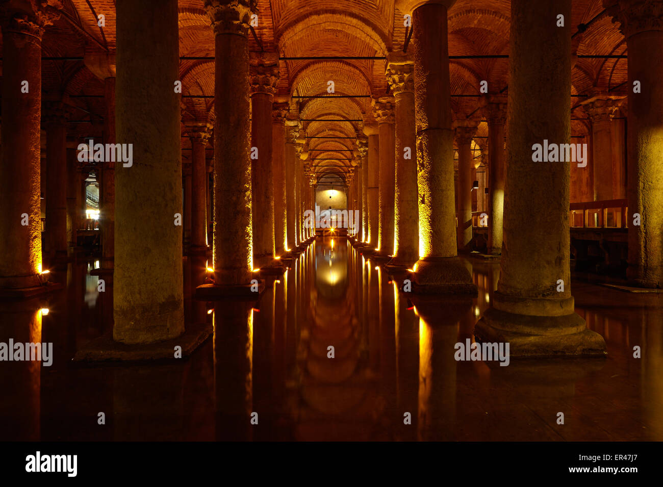 ISTANBUL, Türkei - 16. Juli 2014: Yerebatan Saray - Basilika-Zisterne in Istanbul, Türkei. Yerebatan Saray ist einer der Lieblings-tou Stockfoto