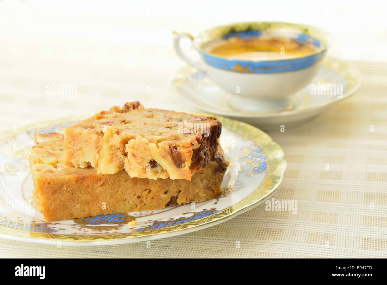 Boding - traditionelle belgische Dessert aus altem Brot, Rosinen, Milch, brauner Zucker und Eiern. Serviert mit einer Tasse Tee auf ligh Stockfoto