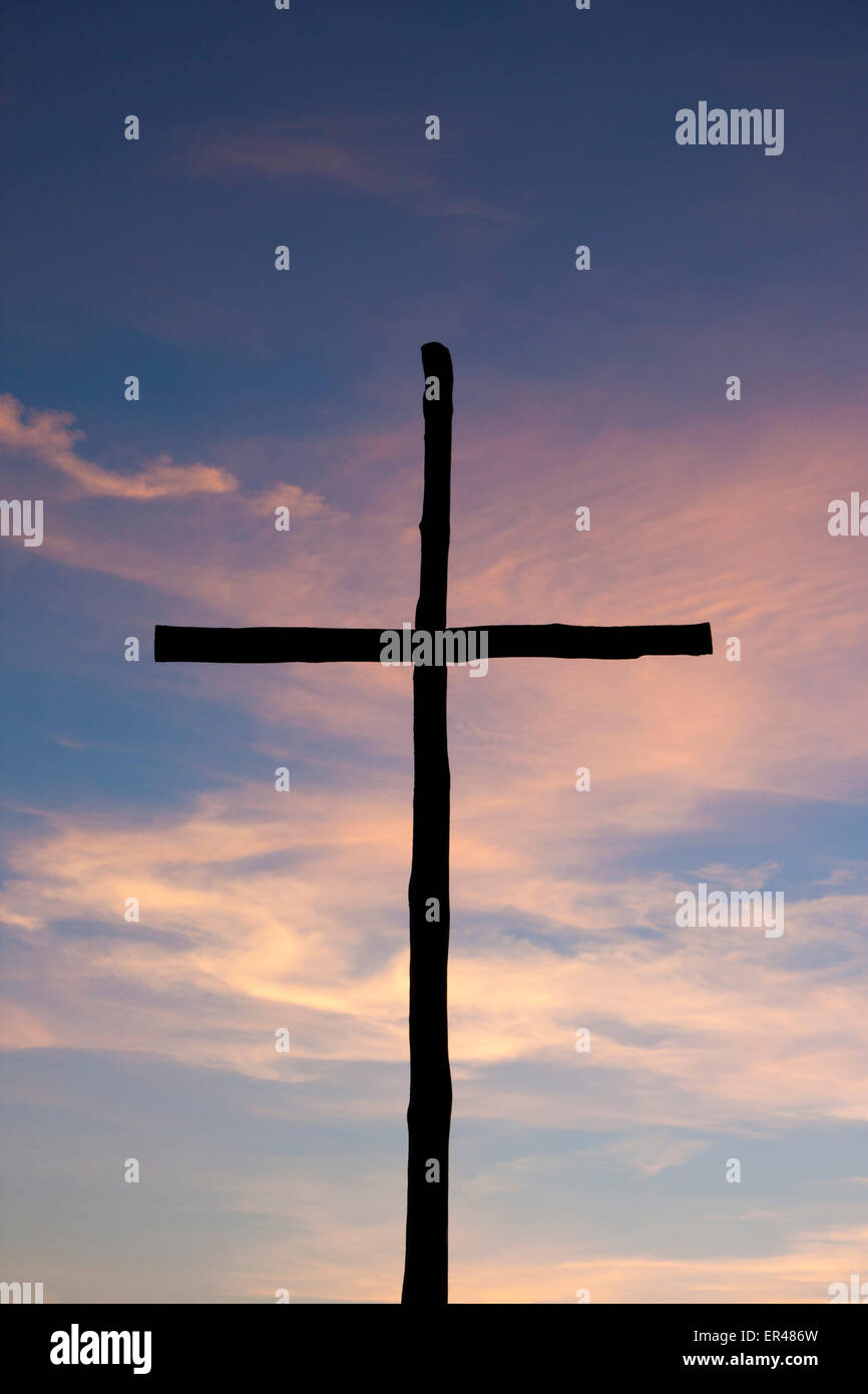 La Verna Franziskanerkloster hölzerne Kreuz Silhouette gegen dramatischer rosa Sonnenuntergang Himmel Arezzo Provinz Eastern Toskana Italien Stockfoto