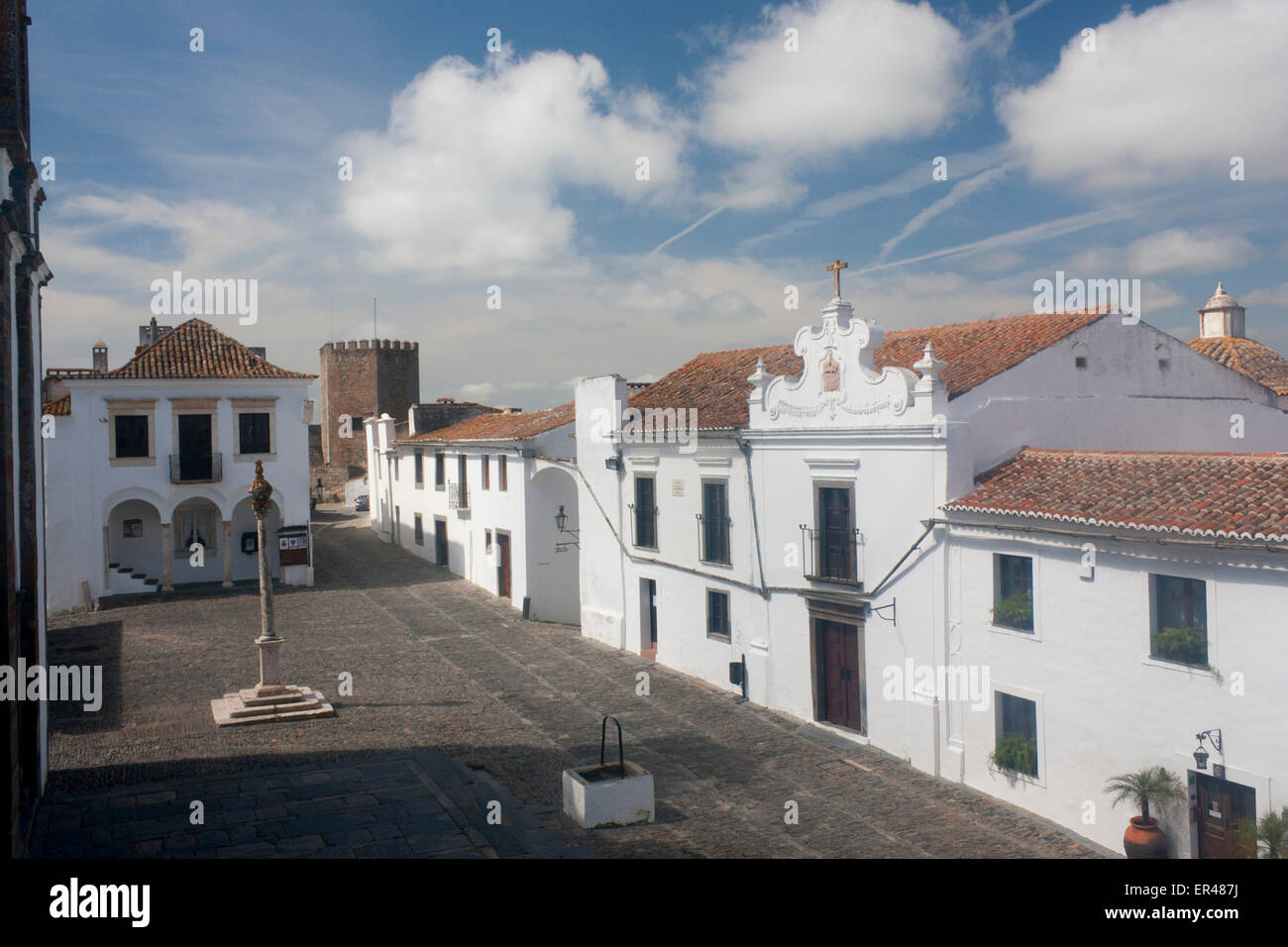 Erhöhten Blick auf Main square, Straße (Rua Direita) und die Burg Castelo weiß getünchten Gebäuden Monsaraz Alentejo Portugal Stockfoto