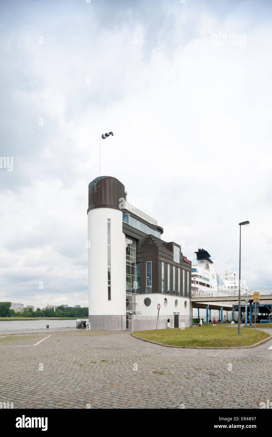 Belgien, Antwerpen, MV Seaborn Quest angedockt an Zuiderterras Stockfoto