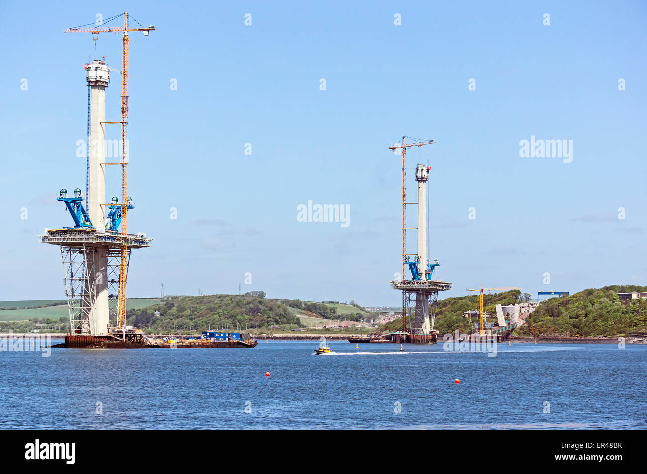 die Queensferry Crossing Straßenbrücke aus Süden, North Queensferry Zentralschottland mit Zentrum & nördlichen unterstützen Spalten Stockfoto